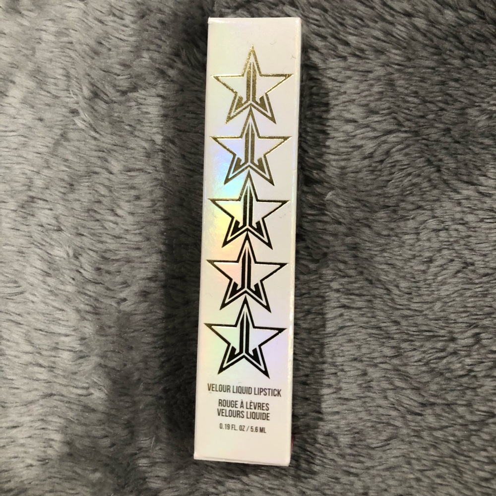 Jeffree star liquid lipstick in the shade clout